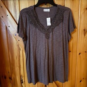 Maurices 24/7 Brown Lace Yoke Short Sleeve Top – Women’s Size Large – NWT